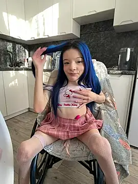 MiniSophiaa - Show ass/doggy 5min