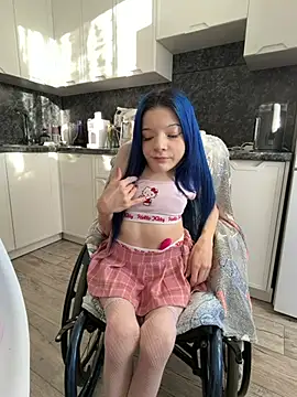 MiniSophiaa - Show ass/doggy 5min