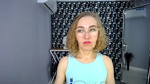 Queen_a_n_i - open ass