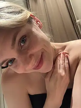 ValenciaShock - DOGGY NAKED SPANK ASS