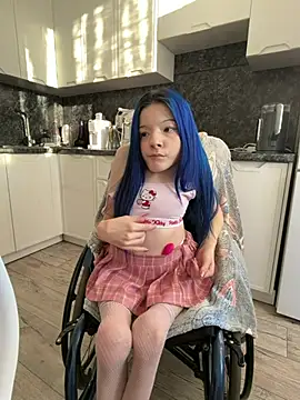 MiniSophiaa - Show ass/doggy 5min