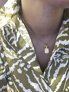 Raseeli_bhabhi1 - Boobs sucking