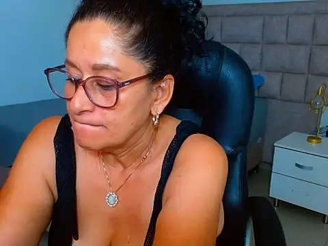 Juanitaaxooxx - show my big tittys and play with them