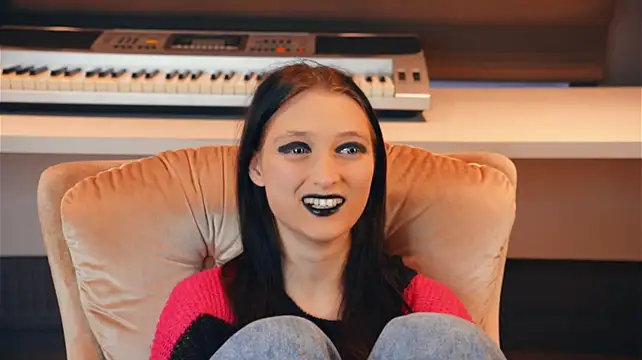 DalilaSylvia - Eye contact close-up