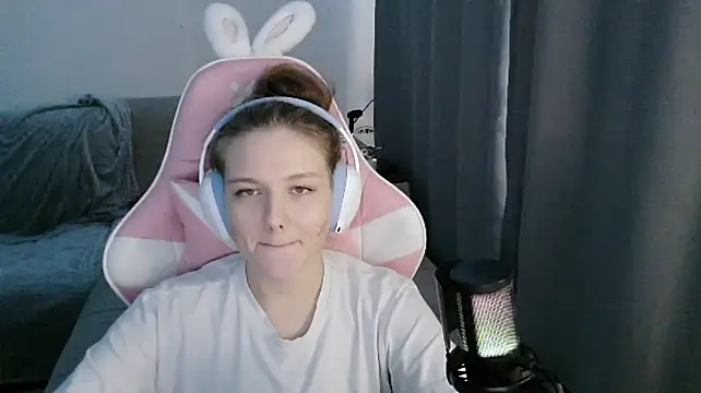 HelenMo0n - air kiss + meow