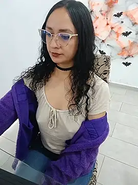 Alisoon_Queen - tits out for 2 minutes