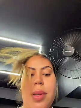 LariiHotWife - Peitos na academia 💦💦