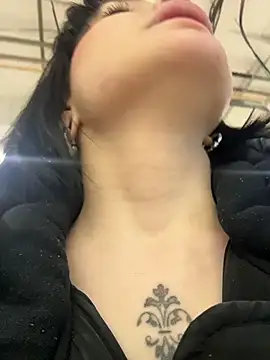 MietteDream - Lift top&run wet finger over tits
