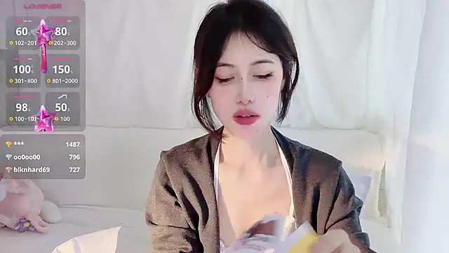 Hello77-234 - 嘴叼内裤,M腿3分钟