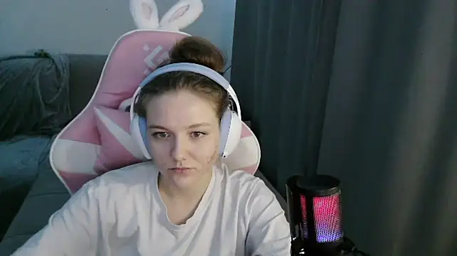 HelenMo0n - air kiss + meow