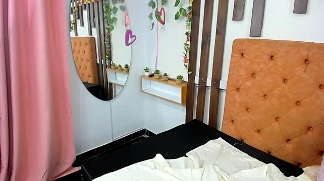 EvansHills - bounce my boobs and smile