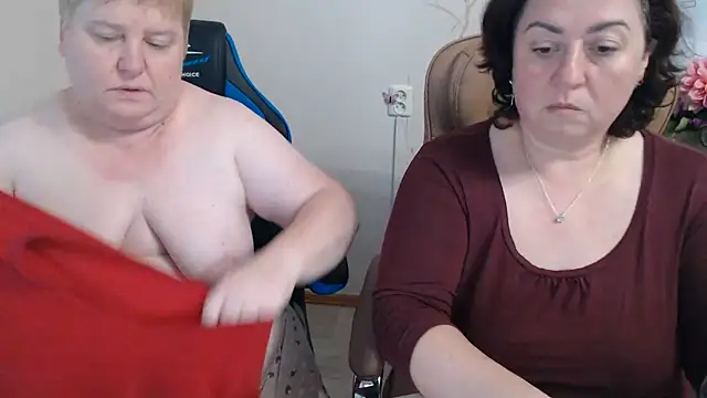 Lindy-Jeanie - hot kiss and lick boobs brunette