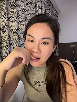 Yioyio-666 - 仿真精液摸胸诱惑2分钟