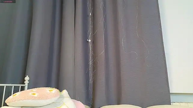 Glamourr - Pinch my nipples close to cam