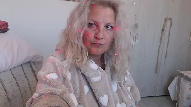 Divineblond - lets cum togheter......more wet