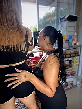 Sammyqueenx21 - 2 naked girls at the store