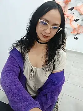Alisoon_Queen - tits out for 2 minutes