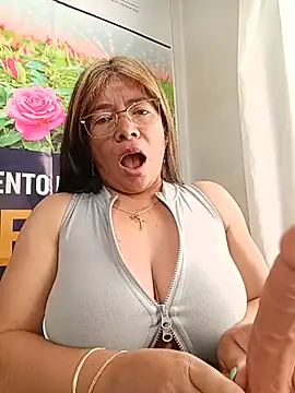 __valentina18 - Take off my bra and spit on my big tits