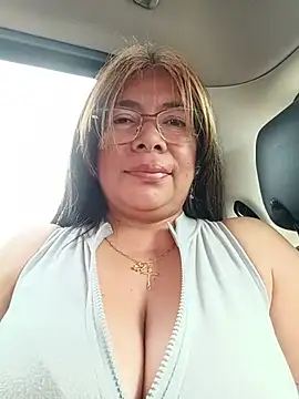 __valentina18 - Take off my bra and spit on my big tits