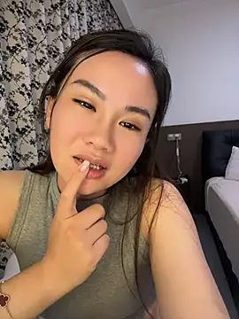 Yioyio-666 - 仿真精液摸胸诱惑2分钟