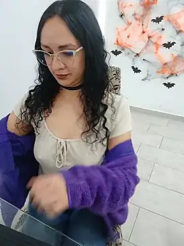 Alisoon_Queen - tits out for 2 minutes