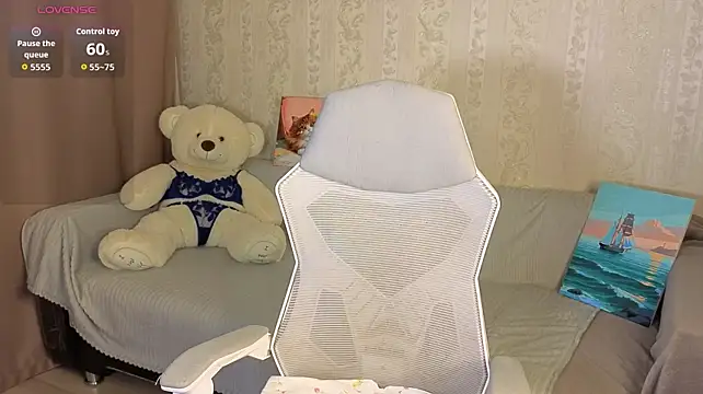 Lunni_03 - close-up of fingers playing in a pussy