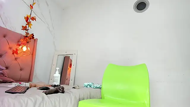Belle_Brunette - bare breasts + sucking on breasts