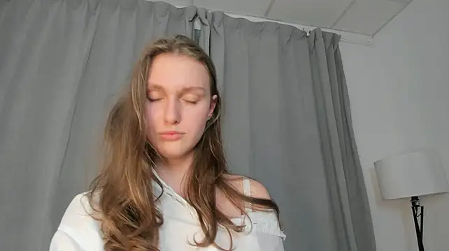 TeressaKapanke - Playing with my lips
