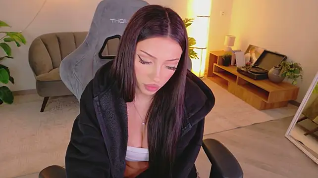 Tinapie - massage my ass close to cam 🍒