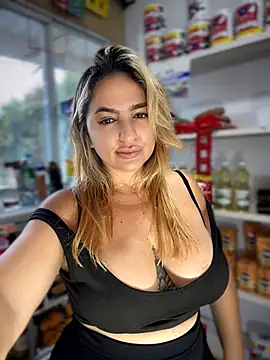 Sammyqueenx21 - 2 naked girls at the store