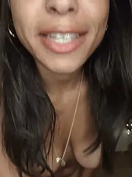 YaraEstelle - Spreading pussy in doggy for 3 mins <3