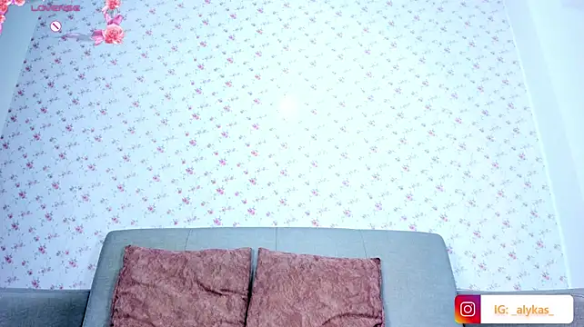 Alykass - show pussy + spread ass