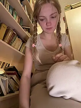 Elsawhere - show tongue + little saliva play 😻💦