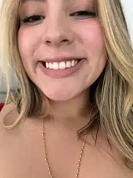 Cloee_Rainbow1 - Show us your pretty pussy up close👀😈