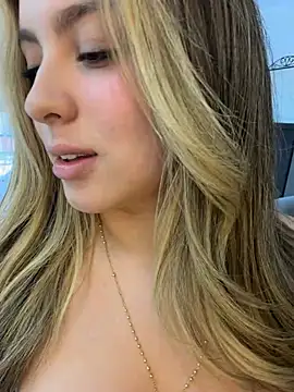 Cloee_Rainbow1 - Show us your pretty pussy up close👀😈