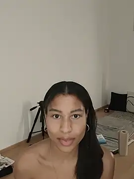 YaraEstelle - Spreading pussy in doggy for 3 mins <3