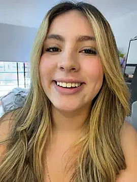 Cloee_Rainbow1 - Show us your pretty pussy up close👀😈