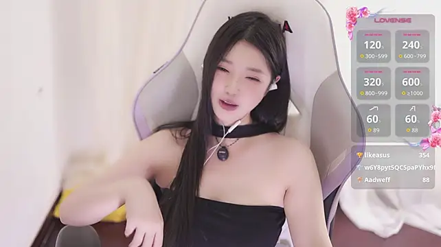 Kitty_baby77 - 完成任务 无内M腿5分钟 最后一个完成可控制小粉5分钟