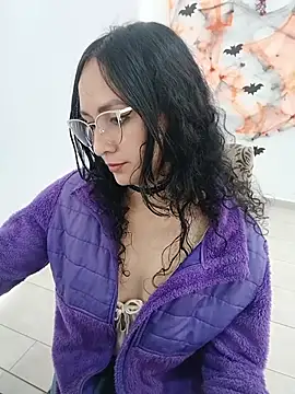 Alisoon_Queen - tits out for 2 minutes