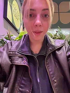 Sunny___Bunny - show tits in public near ppl