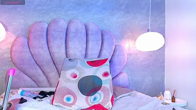 Bella-Sanders - I rub my clitoris with my fingers