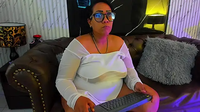 OliviaWilliamm - Spanks ass x10