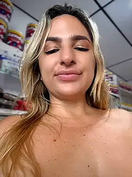 Sammyqueenx21 - Naked girls at the stor