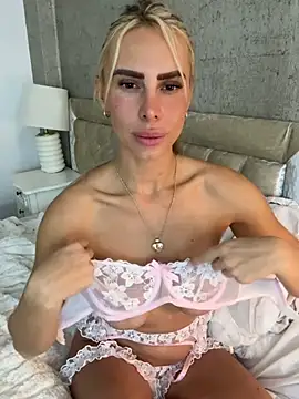 BellaGreenxo - Boobs out (5 min)