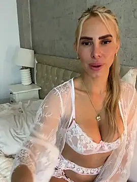 BellaGreenxo - Boobs out (5 min)