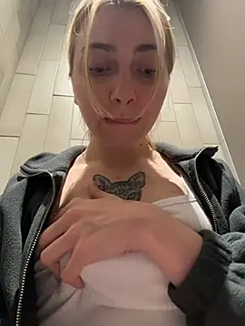 Sunny___Bunny - show tits in public near ppl