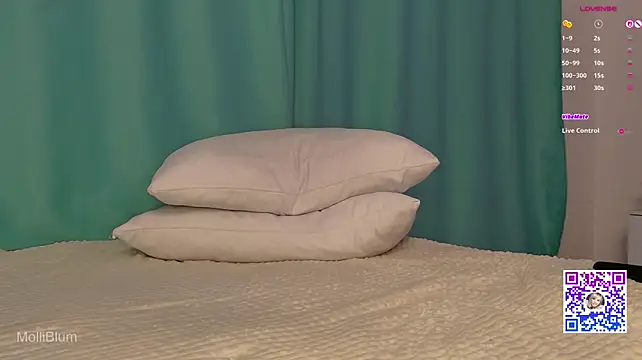 Molliblum - play with ass butt plug