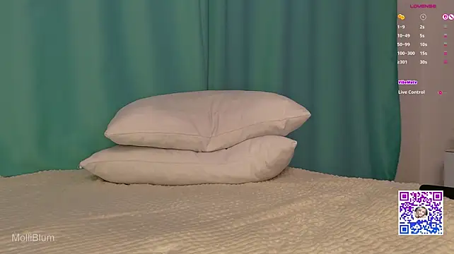 Molliblum - play with ass butt plug