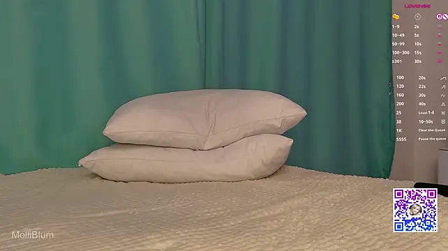 Molliblum - play with ass butt plug