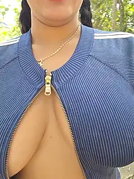Camiysebas21 - Boobs out, people are looking at me.